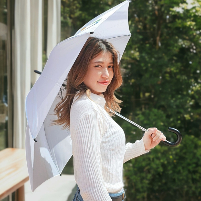 ร่มตอนเดียว สีขาว นางแบบถือ