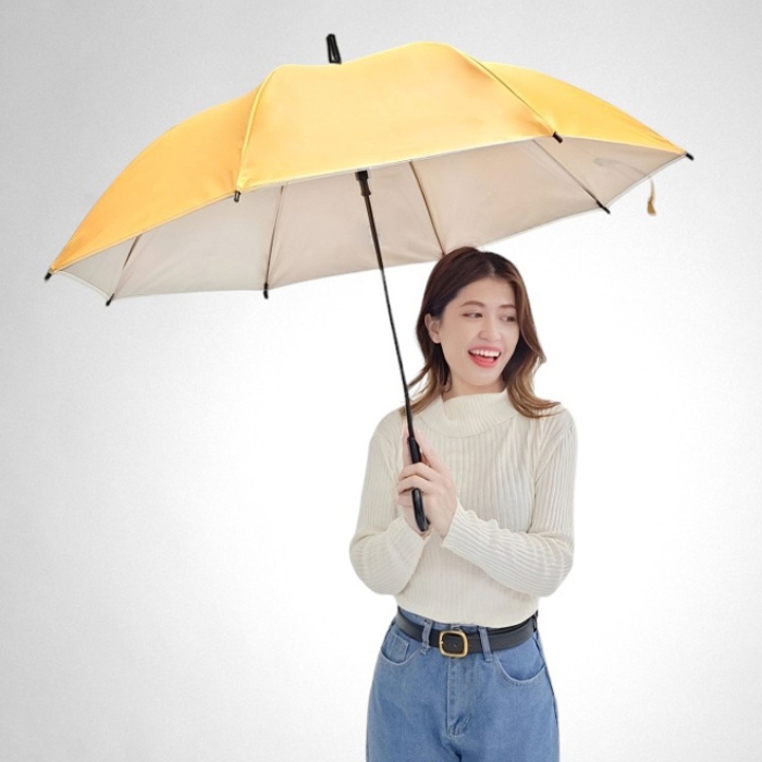 ร่มตอนเดียว สีเหลือง นางแบบถือ